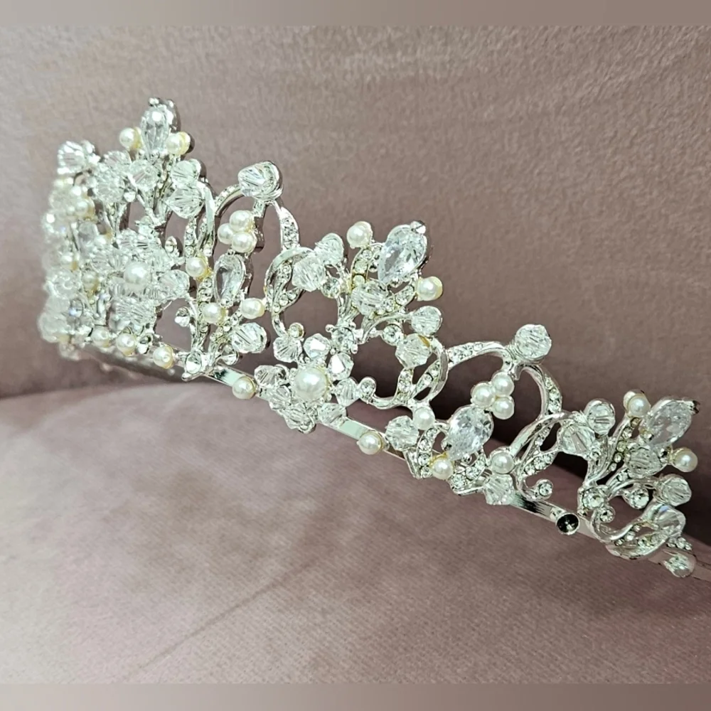 🌟Vintage Inspired Silver Sparkly Tiara with Crystals And Pearls🌟